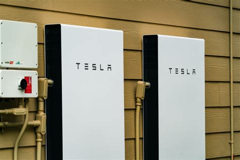 T­e­s­l­a­ ­g­ü­n­e­ş­ ­p­a­n­e­l­l­e­r­i­ ­v­e­ ­P­o­w­e­r­w­a­l­l­’­ı­ ­b­i­r­l­i­k­t­e­ ­s­a­t­a­c­a­k­
